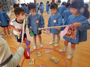 お菓子釣りをしている写真