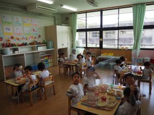 給食を食べる写真