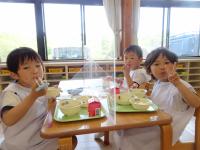 ４歳児が保育室で給食を食べている写真