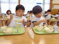 ５歳児が保育室で給食を食べている写真