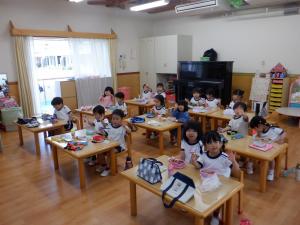 お弁当を食べている3歳児の写真