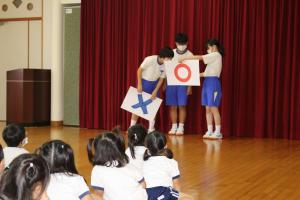 園児が中学生と遊んでいる様子の写真