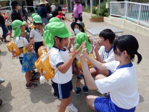 中学生とお別れの挨拶をしているところ