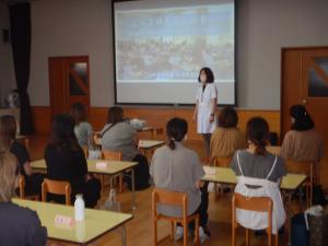 栄養教諭の先生の話を聞いているところ