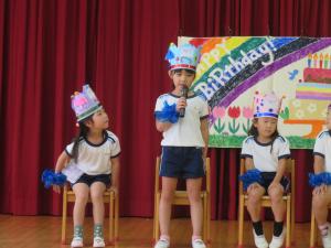 園児が誕生会をしている様子の写真