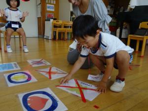 4 歳児がFLTの先生とビンゴゲームをしている写真