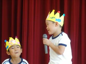 5歳児が誕生会でインタビューに応えている写真