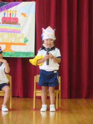 園児が誕生会をしている様子の写真