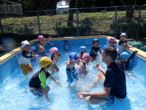 ユエン先生と水かけごっこをしているところ