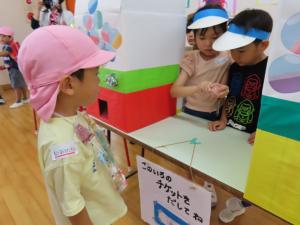 園児が登園日に参加している様子の写真