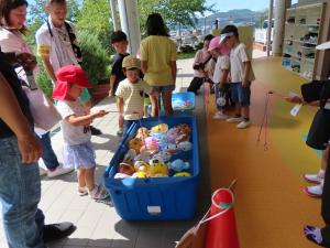 園児が登園日に参加している様子の写真