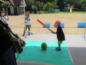 園児が登園日に参加している様子の写真