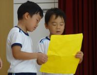 5歳児が誕生会の司会をしている写真