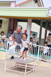 大声大会で叫んでいるところ