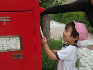 園児がはがき投函をする様子の写真