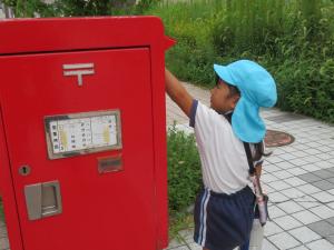 園児がはがき投函をする様子の写真