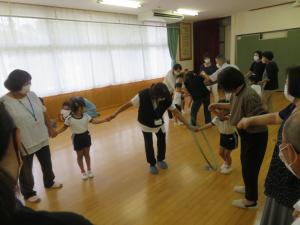 園児が祖父母参観日に参加している様子の写真