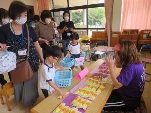 園児が祖父母参観日に参加している様子の写真