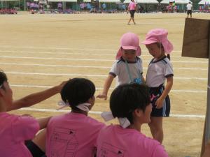 園児が運動会の応援をしている様子の写真