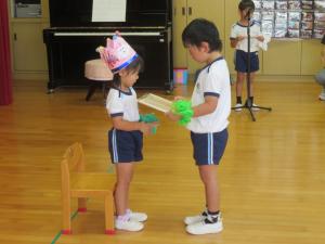 園児が誕生会に参加している様子の写真