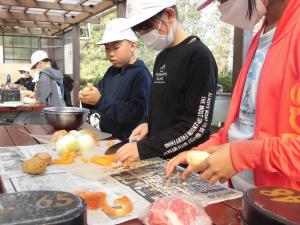 野外炊飯で野菜を切っている様子