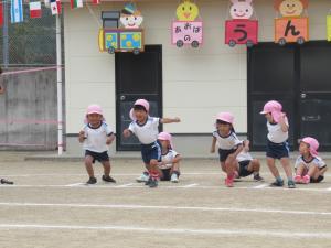 3歳児がかけっこをしている写真