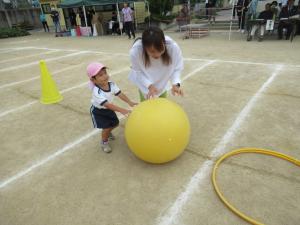 ３歳児が運動会で親子競技をしている写真