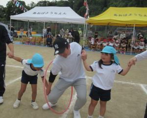 ５歳児が運動会で親子競技をしている写真