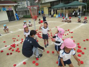 みんなで玉入れをしている写真