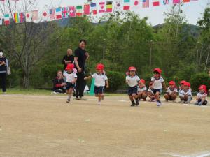 園児が運動会に参加している様子の写真