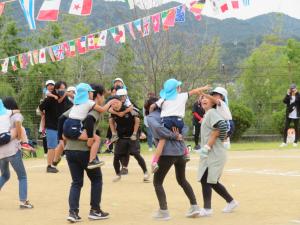 園児が運動会に参加している様子の写真