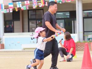 園児が運動会に参加している様子の写真