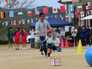 園児が運動会に参加している様子の写真