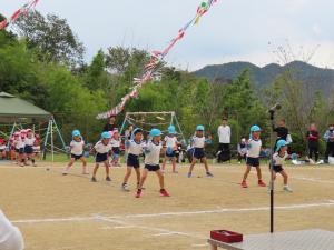 園児が運動会に参加している様子の写真