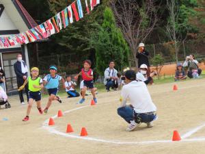 園児が運動会に参加している様子の写真