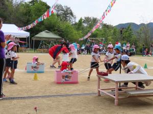 園児が運動会に参加している様子の写真