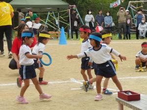 園児が運動会に参加している様子の写真