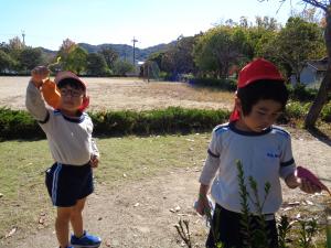 ４歳児が遠足で宝物見つけをしている写真