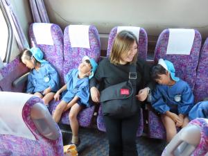 園児がバス旅行に参加する様子の写真