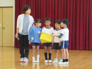 ５歳児が誕生会の司会をしている写真