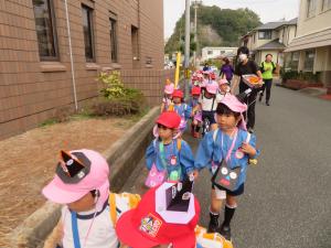 園児がバス旅行に参加する様子の写真