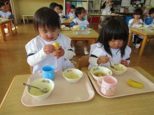 3歳児が給食を食べている様子