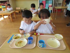 3歳児が給食を食べている様子