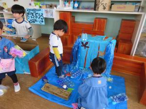 水族館のタッチプールを作って遊んでいるところ