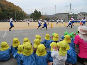 小学生のマラソンの練習を応援しているところ