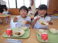 3歳児さんが保育室で給食を食べている写真