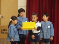 誕生会で5歳児が司会をしている写真