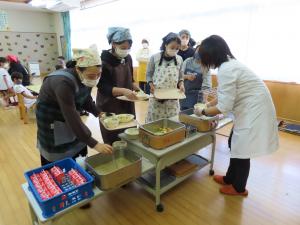 園児が親子給食に参加する様子の写真