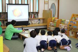 園児がひとはくに参加する様子の写真