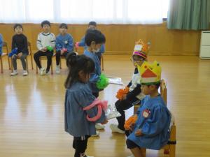 園児が誕生会に参加している様子の写真